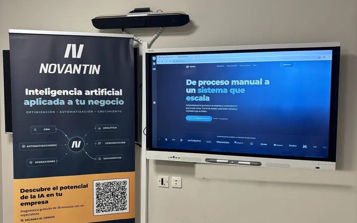 Sala de reuniones de Novantin en Murcia, con el rollup de la empresa y la pantalla mostrando novantin.com
