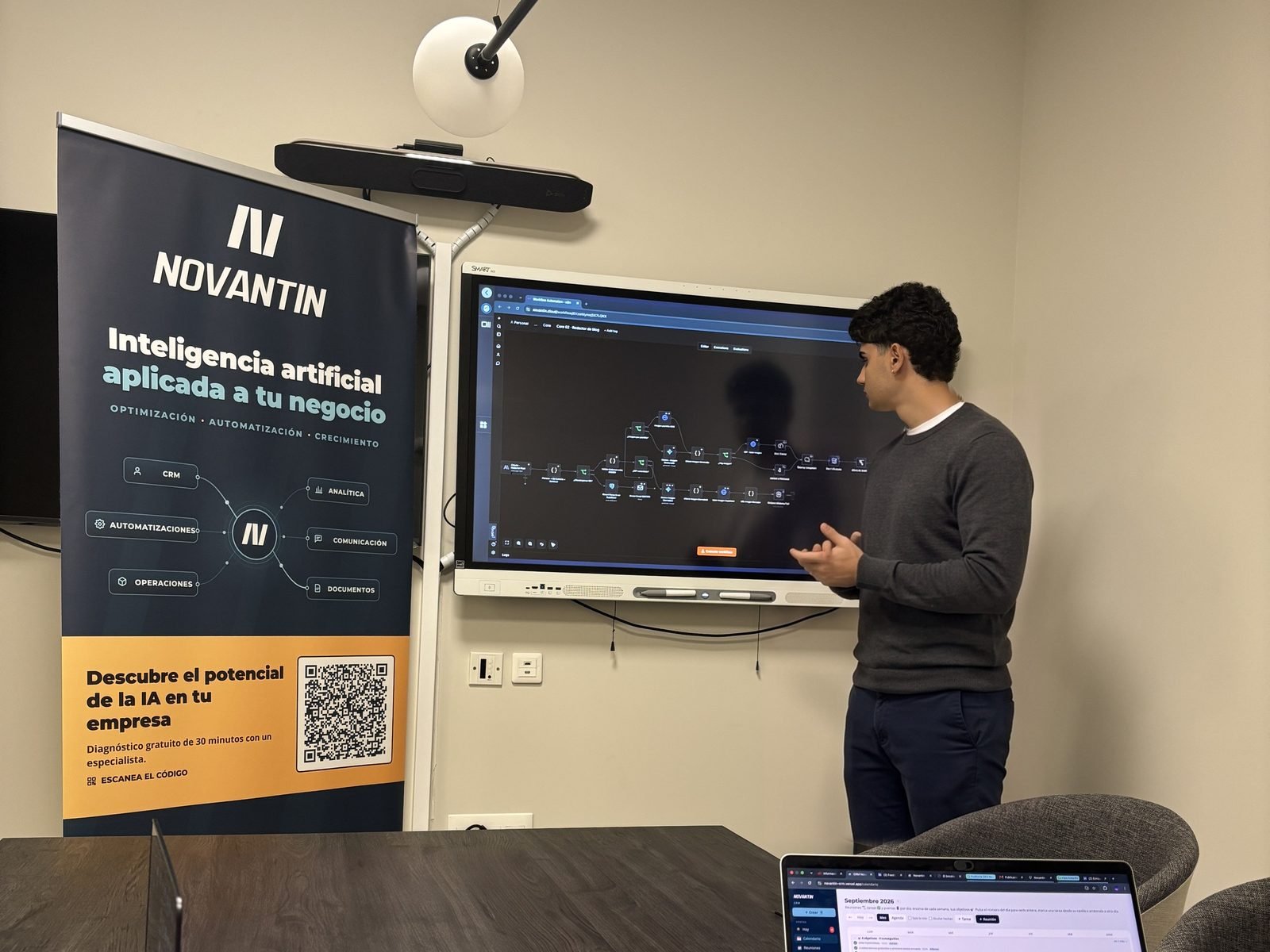 Sesión de diagnóstico de IA en la oficina de Novantin en Murcia, con un flujo de automatización en la pantalla